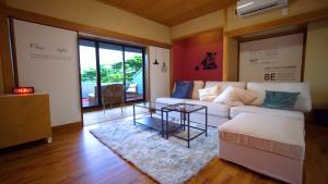 热海Alivio ATAMI的客厅配有白色的沙发和桌子