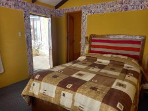 Comunidad YumaniRefugio Ecologico Kalluchi的一间卧室设有一张床和一个大窗户
