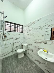 太平Juzt Homestay Kpg Boyan的白色的浴室设有卫生间和水槽。