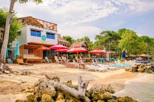 布兰卡滩Solarium Beach Club的一个带椅子和遮阳伞的海滩的度假胜地
