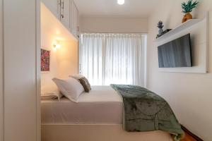 里约热内卢维尼修斯莫赖斯伊帕内玛公寓的一间卧室设有一张床和一个窗口