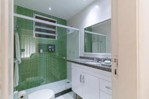 里约热内卢维尼修斯莫赖斯伊帕内玛公寓的带淋浴、卫生间和盥洗盆的浴室