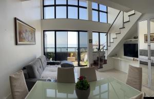 萨尔瓦多Maravilhosa cobertura duplex vista mar的客厅配有沙发和桌子