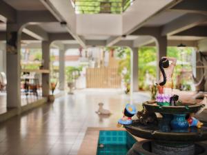 清迈Chiangmai Inn Guest House的喷泉位于一间地板房间的中央