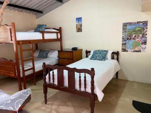 巴尼奥斯APARTAMENTO ESTUDIO - COMPLETO Y MUY BIEN UBICADO的一间卧室设有两张双层床和梯子