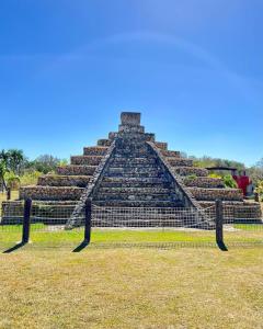 阿瓜达La Familia #的金字塔在田间中间