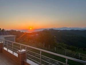都拉斯Home Anxhelo的从房子的阳台上可欣赏到日落美景
