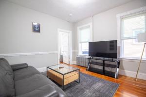 波士顿2 bedroom condo close to Boston and Cambridge with free parkings的带沙发和平面电视的客厅