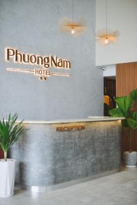 龙川市Phuong Nam Hotel An Giang的墙上的菲律宾旅馆标志