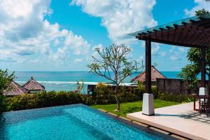 努沙杜瓦巴厘岛萨玛贝别墅酒店的海景游泳池