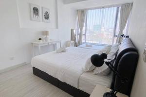 哥打京那巴鲁Sky Suite Kota Kinabalu-6 Pax-2Rooms-5MinsDrive-Imago,SuteraAve,Riverson,KKTimeSquare的一间卧室设有一张大床和窗户