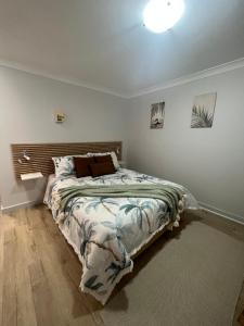 苏塞克斯入口Sussex Gem - Cozy apartment in the heart of Sussex的一间卧室,卧室内配有一张大床