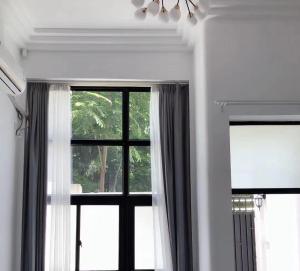 上海上海梧桐区花园洋房复式loft武康路思南公馆近地铁的客房设有带窗帘和灯的窗户。