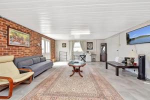勒弗戴尔Noble Willow Estate的带沙发和砖墙的客厅