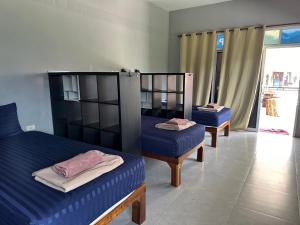 考索Khao Sok Jungle Hostel的一间设有三张双层床的客房