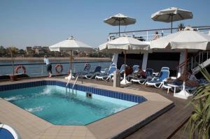 开罗مركب ريفر River Boat的船上的游泳池配有椅子和遮阳伞