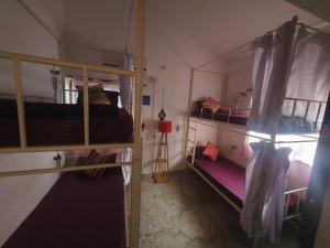 阿姆波尔TantraLoka Retreat Centre的客房设有两张双层床和一扇窗户。