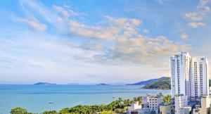 归仁Anya Premier Hotel Quy Nhon的享有城市和大海的景致。