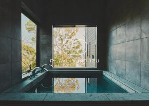 伊东Playliving IZU - A ocean view villa with Onsen的一间带水槽、窗户和镜子的浴室
