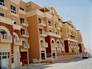 迪拜Huge Entire apartment for Couples ,families & Groups -up to 5 Guests- with free pool, steam & Sauna ,JVC,Dubai的前面有停车位的建筑