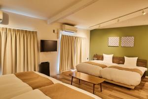京都滨江岚山酒店的一间酒店客房,设有两张床和电视