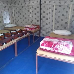 奈尼塔尔Valley view camps &cottages的帐篷内带两张床的房间