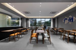 广州广州云佳酒店(广州白云国际机场T2航站楼店)的餐厅设有桌椅和窗户。