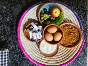 尼兹瓦Bait Al Aqr的盘子上放着食物和水果