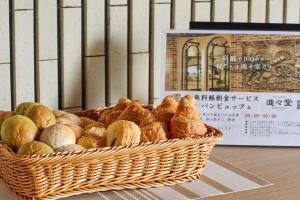 京都滨江岚山酒店的桌上的一篮面包和糕点