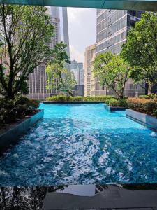 吉隆坡8 Kia Peng Suites KLCC by Luna的城市里一片蓝色的海水
