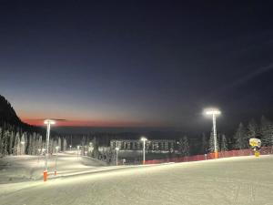 亚霍里纳Snjezna Dolina Resort - Jahorina的雪灯和雪灯的滑雪场