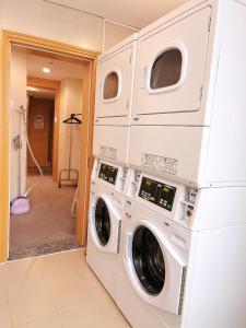 北京北京东直门智选假日酒店的洗衣房里堆放了两台洗衣机