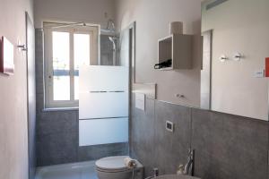 特拉比亚Click Art & Room的一间带卫生间和水槽的浴室