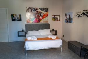 特拉比亚Click Art & Room的一间卧室配有一张床,上面有两条毛巾