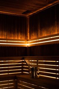 奥斯陆索里亚莫里亚酒店的木墙中金属水槽,带灯