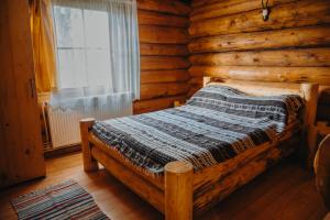 苏恰瓦Cabana La Matei的小木屋内一间卧室,配有一张床