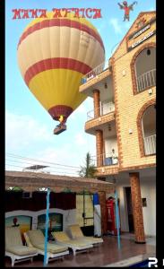 卢克索Mama Africa Apts & Studios的飞过大楼的热气球
