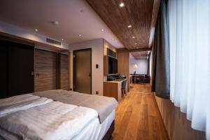 萨尔费尔德Kulmberghaus Resort的一间卧室,卧室内配有一张大床
