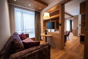 萨尔费尔德Kulmberghaus Resort的带沙发、电视和桌子的客厅