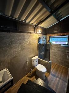 Mae Ai Chiang MaiThe Legend Homestay.的一间带卫生间和水槽的浴室