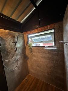Mae Ai Chiang MaiThe Legend Homestay.的一个小浴室设有窗户和淋浴
