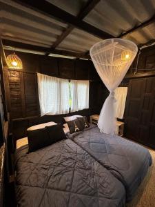 Mae Ai Chiang MaiThe Legend Homestay.的一间卧室配有一张带蚊帐的床