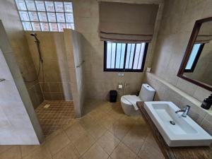Wok TumBaan Jai Dee Beach Front Hotel的一间带水槽、卫生间和淋浴的浴室