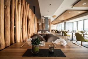 萨尔费尔德Kulmberghaus Resort的一间配备有桌椅和木墙的用餐室