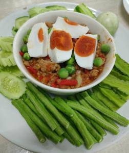Ban Plai Huai Kaeng Riangเพชรมณีกาญจน์ บีช รีสอร์ท的盘子里一碗带 ⁇ 豆和鸡蛋的食物