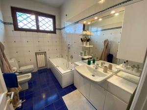 佛罗伦萨Casa Ila的一间带两个盥洗盆、浴缸和卫生间的浴室