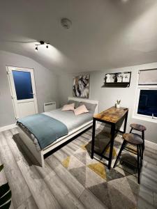 布里斯托DVM escape Flat 2的一间卧室配有一张床、一张桌子和一张书桌
