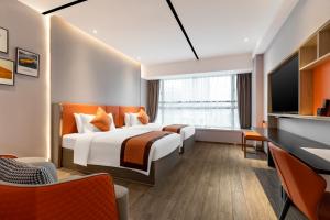 广州广州云佳酒店(广州白云国际机场T2航站楼店)的配有一张床和一张书桌的酒店客房