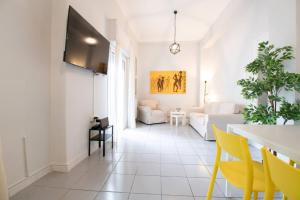 比雷埃夫斯Chic Kastella Apt by Mikrolimano的客厅拥有白色的墙壁和黄色的椅子