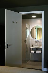 亨厄洛Wapen van Hengelo Residence Suites - digital key by email的一间带水槽和镜子的浴室